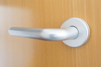 Ouverture de porte claquée