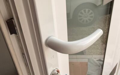 Installation d&rsquo;une poignée blindée pour sécuriser la porte d&rsquo;entrée (Vauvert)