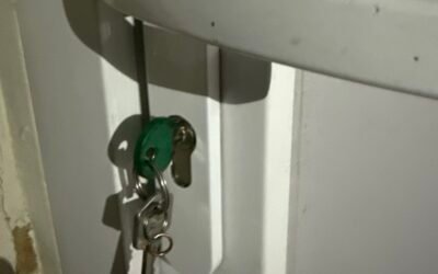 Ouverture d’une porte PVC à Nîmes : cylindre qui bouge et porte mal ajustée